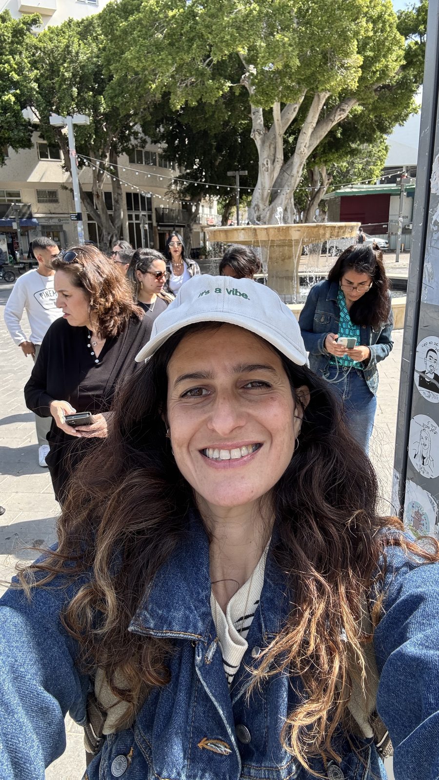 כוס קפה עם לאטה ארט בבית קפה