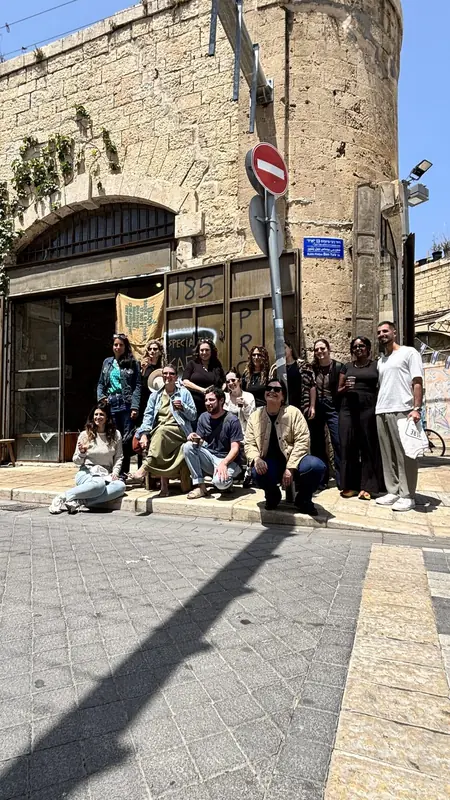 תמונה קבוצתית בסיום סיור קפה מול בית קפה ביפו